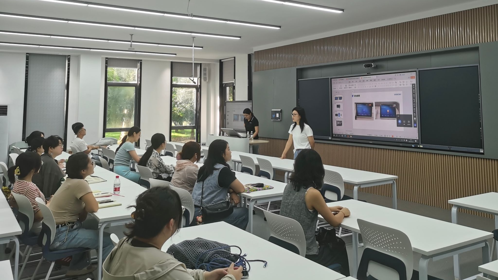 【教育教学】教务处组织开展2025年度新建智慧教室使用培训-湖北美术学院